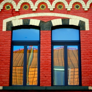 Mur rouge avec décor en briques et deux fenêtres bleues  - Belgique  - collection de photos clin d'oeil, catégorie rues